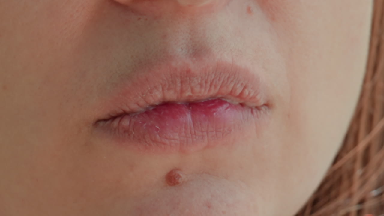 Donna fischietta all'aperto, primo piano di donna che fischietta con le labbra strette tra il verde lussureggiante all'aperto, donna che fischietta con le labbra strette armoniosamente in un ambiente naturale vivace all'esterno