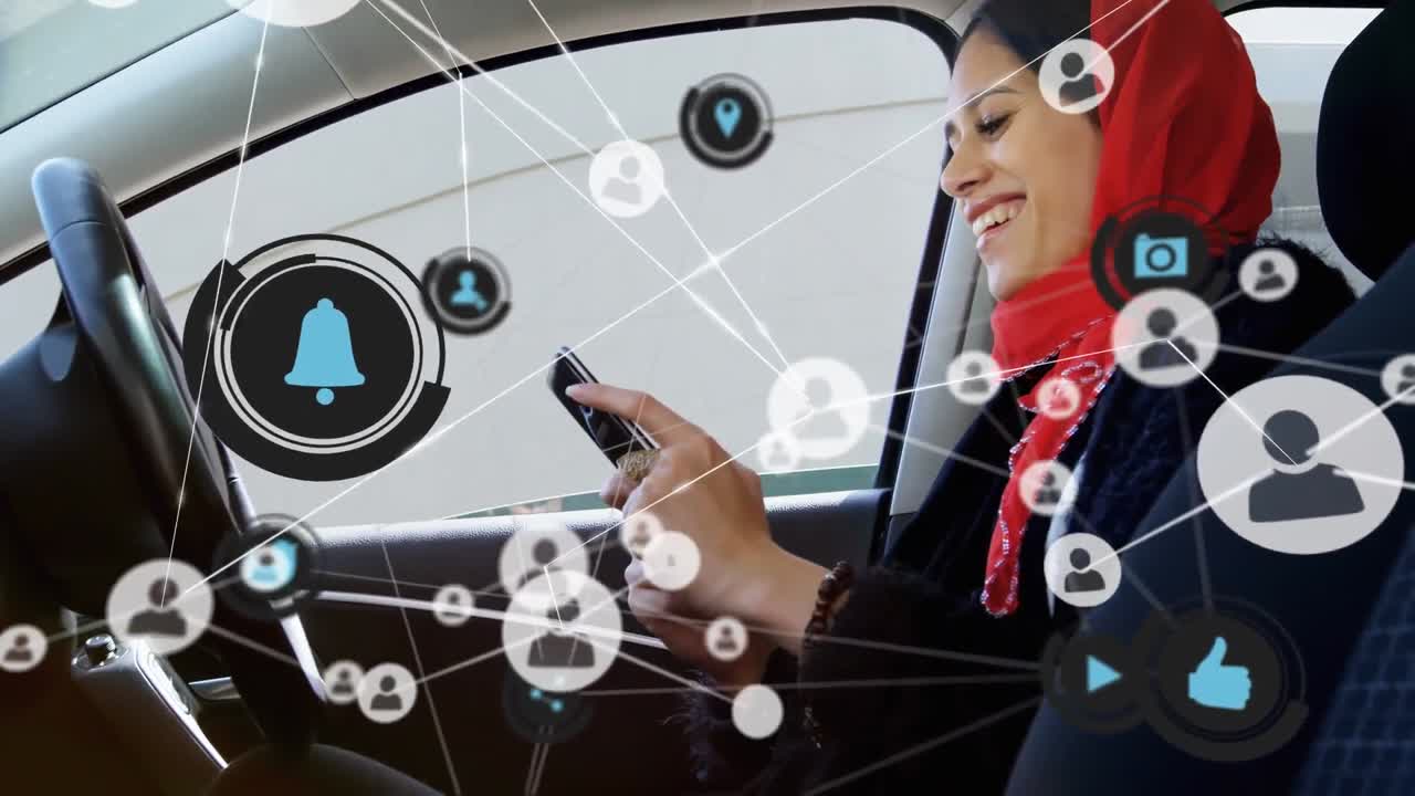 rede de ícones de perfil contra mulher de hijab mulher usando smartphone no carro