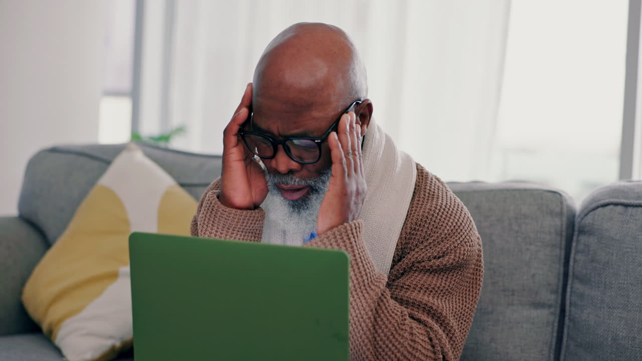 Älterer Mann, Kopfschmerzen und Stress am Laptop