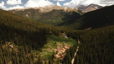 Vista-Aérea-De-Un-Valle-De-Montaña-Verde-De-Verano-Con-Estanques-En-Breckenridge,-Colorado