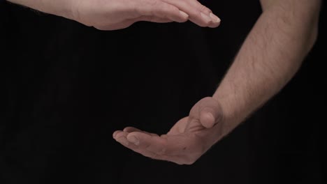 Männliche-Hände-Auf-Schwarzem-Hintergrund