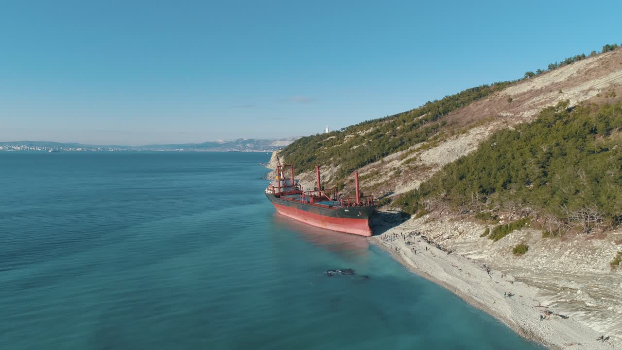barco de carga abandonado en una playa costera