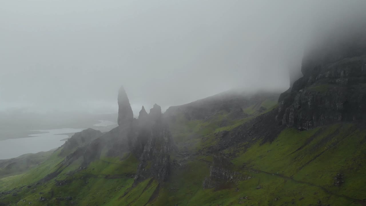 toma aérea de drones del anciano de storr en la isla de skye escocia, paisaje verde durante un día nublado