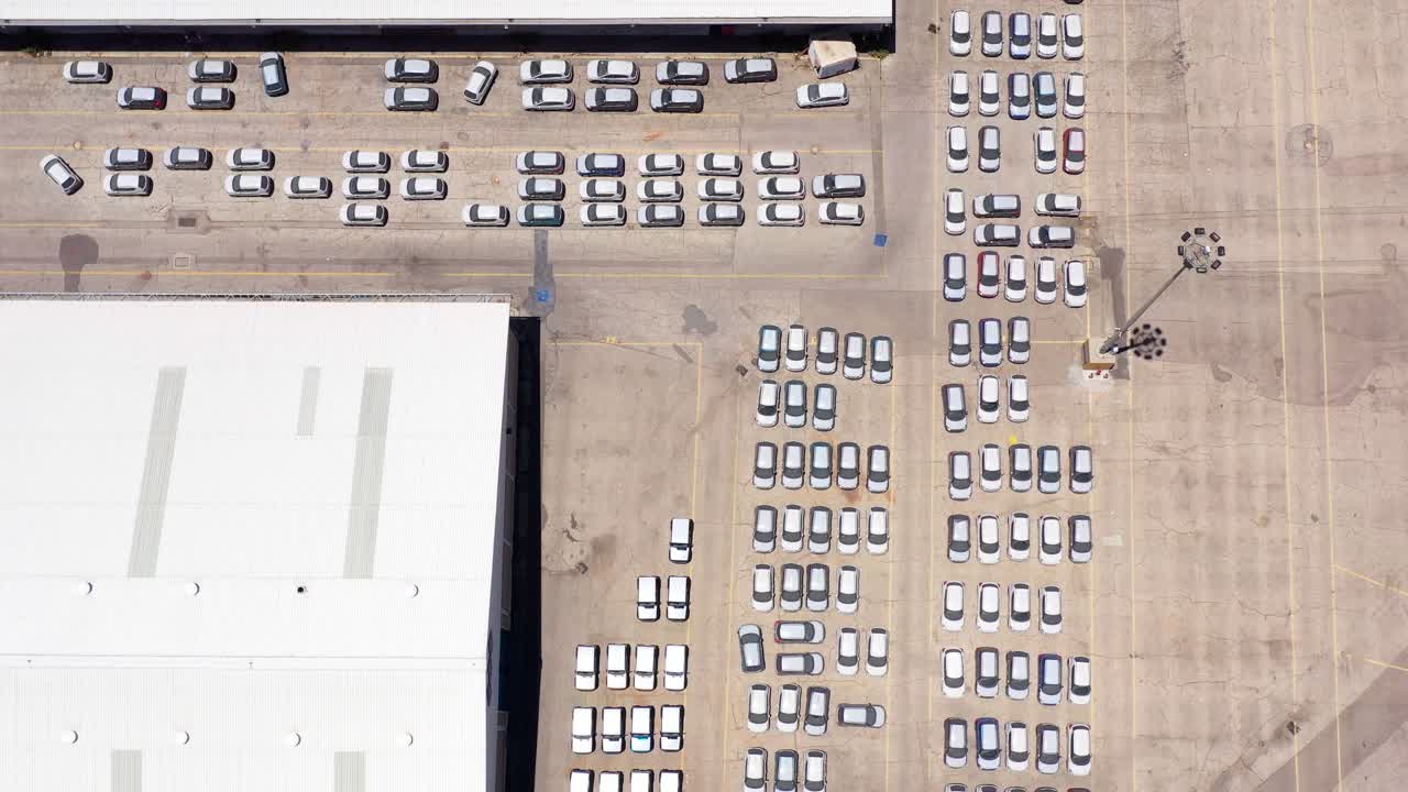 vista aérea de un gran estacionamiento de automóviles