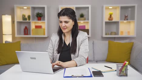trabajadora de oficina en casa feliz y sonriente.