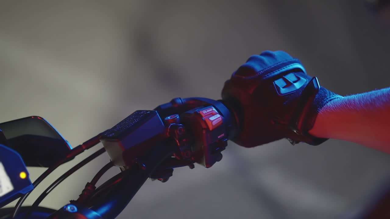 primer plano del manillar y los controles de la motocicleta