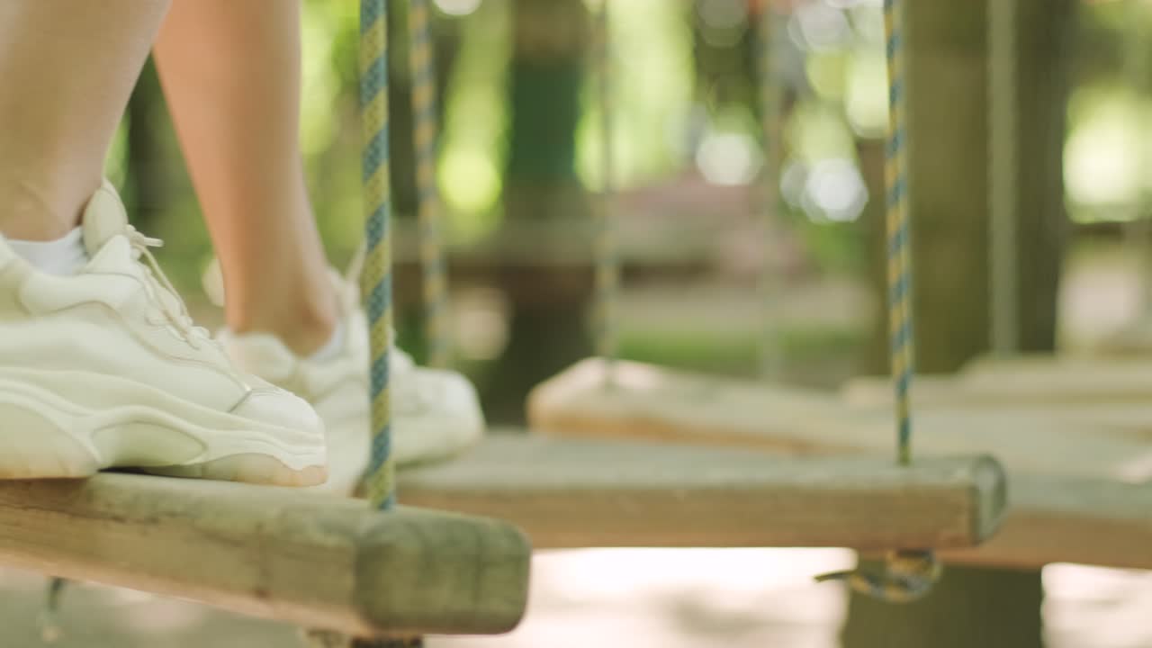 aventura de escalada de alambre alto parque - la gente en el curso en casco de montaña y equipo de seguridad