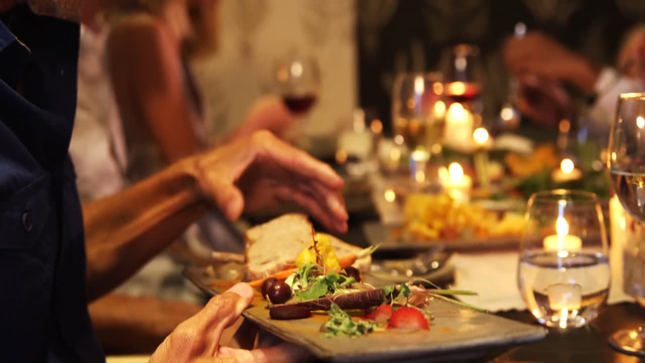 Freundesgruppe beim Abendessen 4k