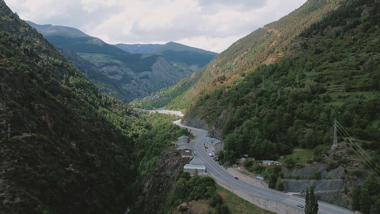 Strada montana ad Andorra con veicoli in transito - ripresa aerea con drone