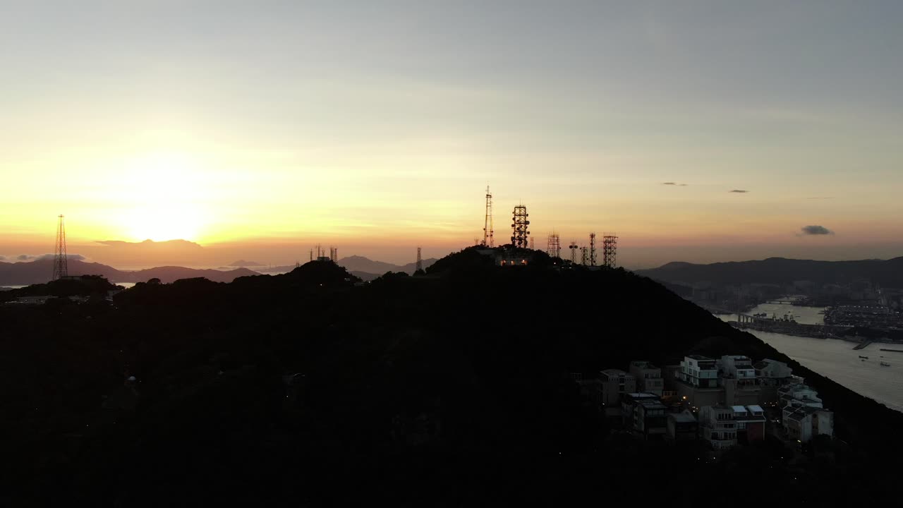 홍콩 만 섬의 일몰, 석양을 마주한 공중 전망