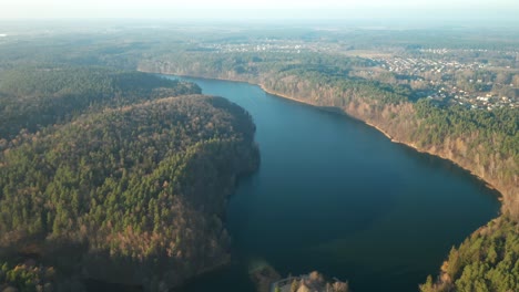 Aéreo:-Lago-Escondido-Entre-Bosques-En-Un-Soleado-Día-De-Otoño