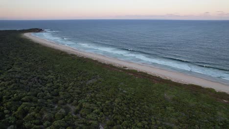 Hermosas-Olas-De-Turners-Beach,-Australia-Al-Atardecer---Aérea