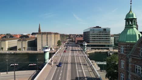 Antena-Del-Centro-De-Copenhague-De-Coches-Pasando-Por-El-Puente-Knippelsbro,-Copenhague,-Dinamarca