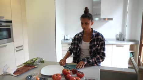 mujer preparando comida en una cocina