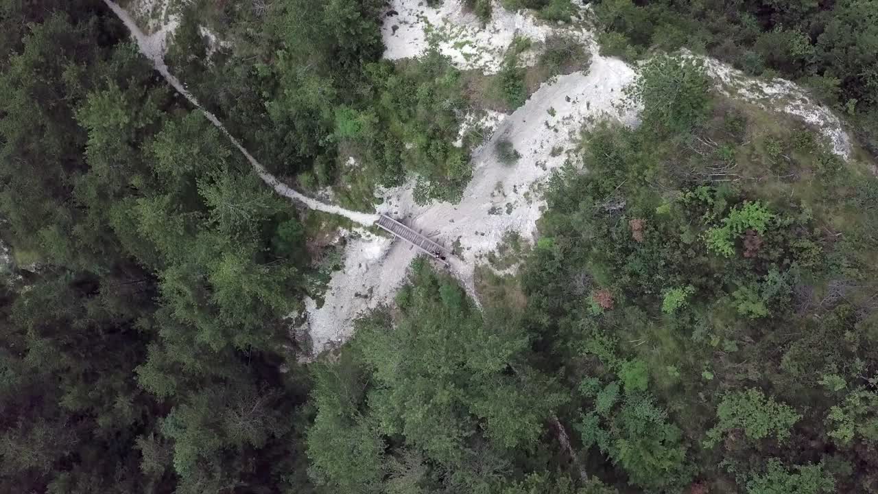 vista aérea superior del valle de sugana, con drone girando mientras desciende