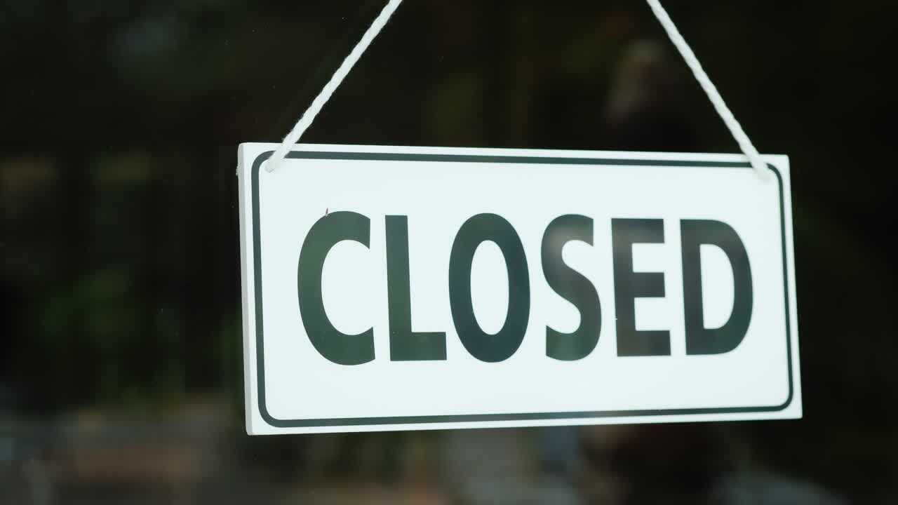 손은 닫힌 기호를 열린 위치로 바꿉니다.