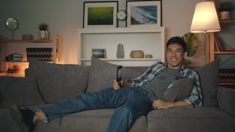 hombre relajándose en el sofá viendo la televisión