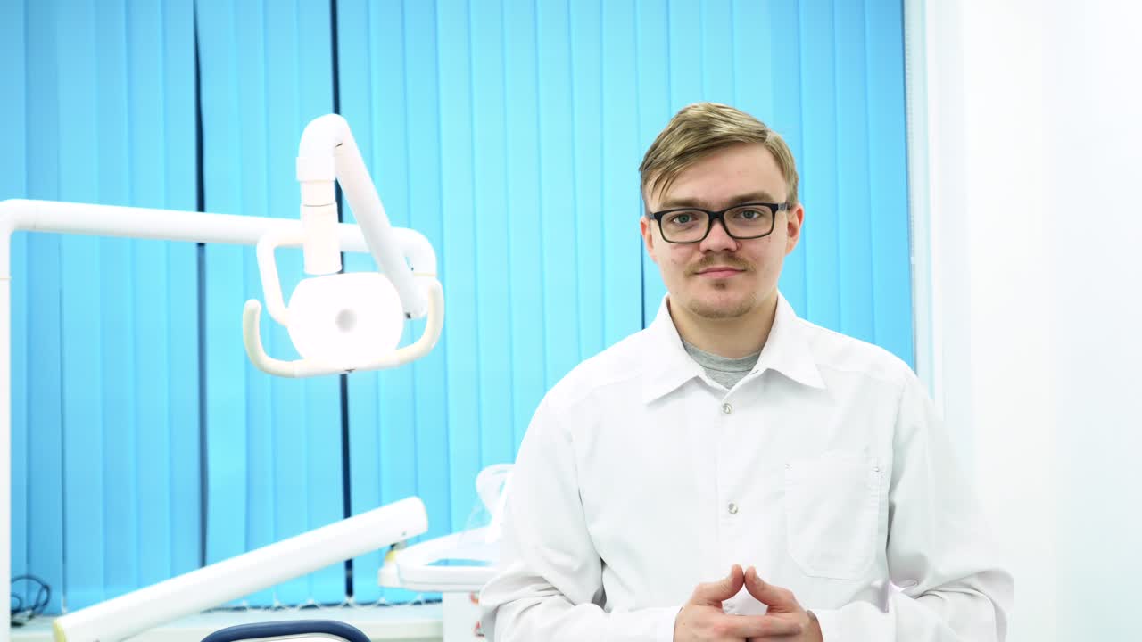 Стоматолог показывает большой палец вверх