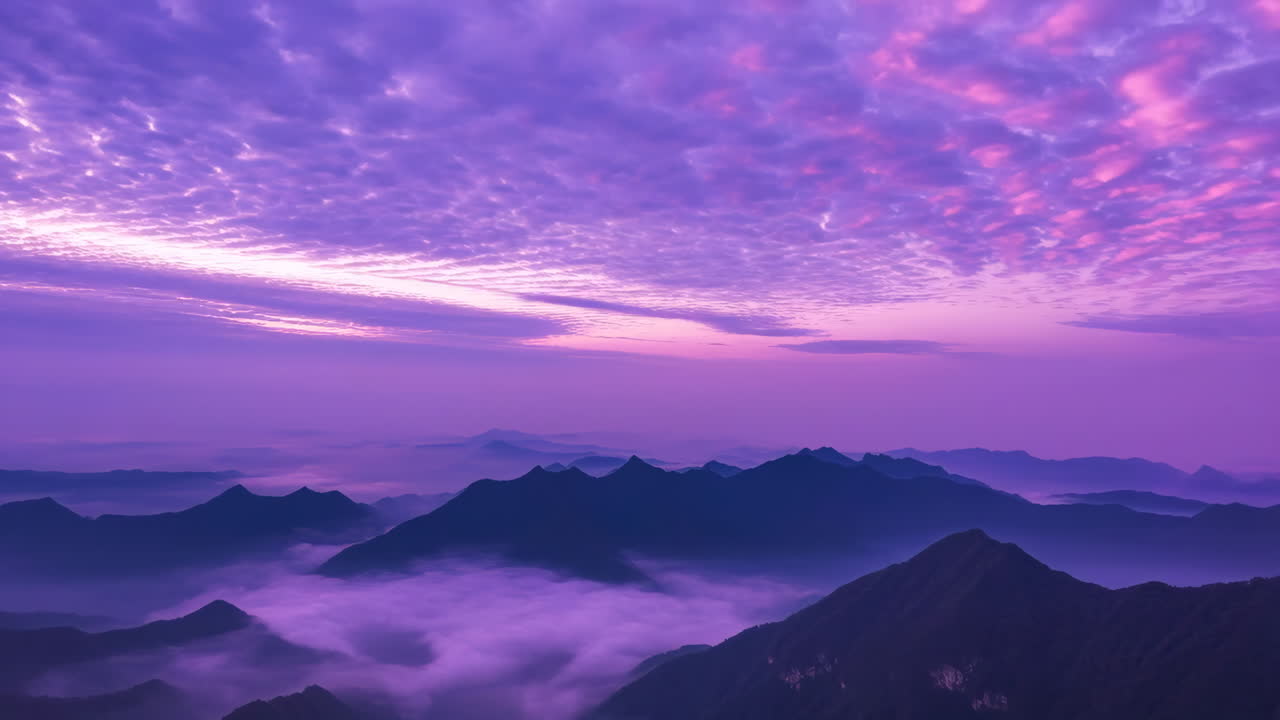Cielo viola su un paesaggio montano nebbioso