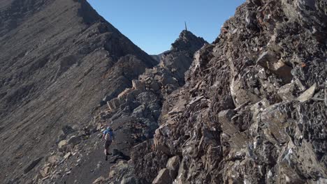 步行者向山峰跑步 慢动画 卡纳纳斯基 阿尔伯塔 加拿大