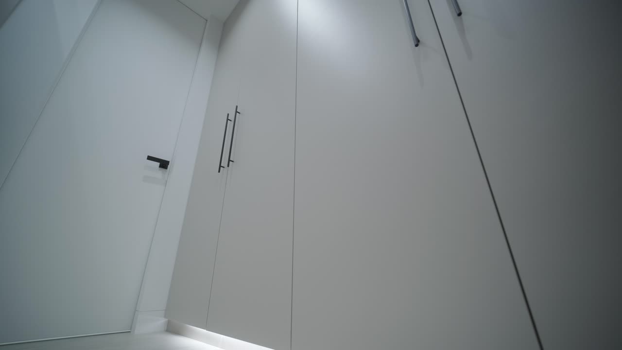 Guarda-roupa Moderno e Elegante com Iluminação LED Integrada