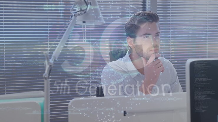 Animation von 5G-Text (5. Generation) über einem kaukasischen Geschäftsmann, der einen Computer benutzt.