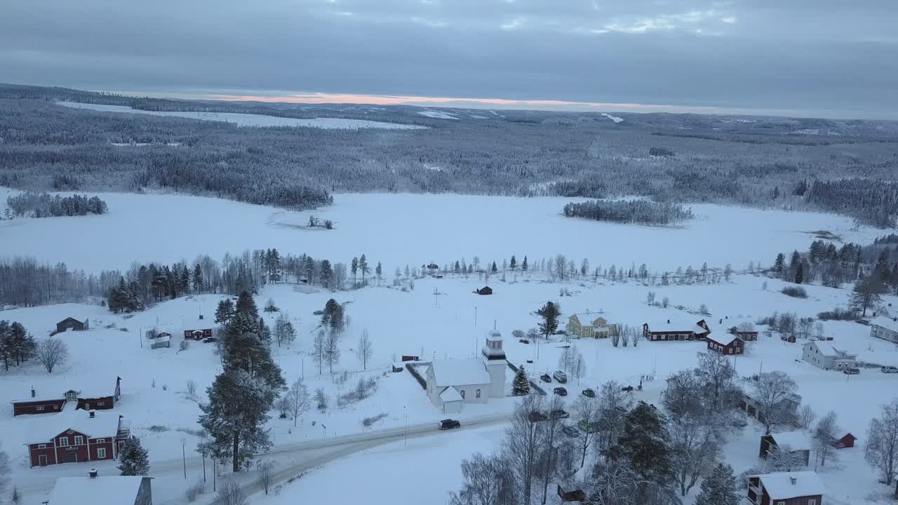 스웨덴 borgvattnet 근처의 얼어붙은 호수와 숲