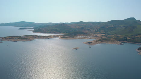 산속 호수 옆 캠핑장
