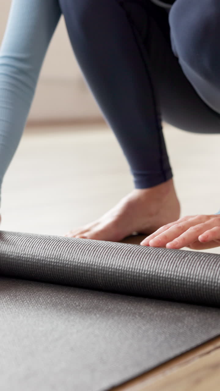 Mujer extendiendo una esterilla de yoga para hacer ejercicio