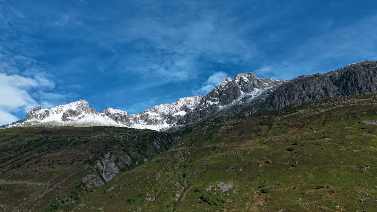 hiperlapso de la cordillera suiza con nubes que se mueven rápidamente sobre picos nevados