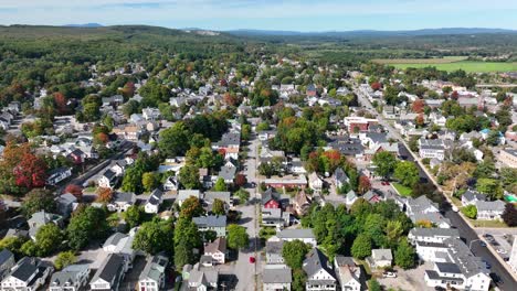 Pequeña-Ciudad-En-Estados-Unidos-Durante-El-Día-De-Otoño