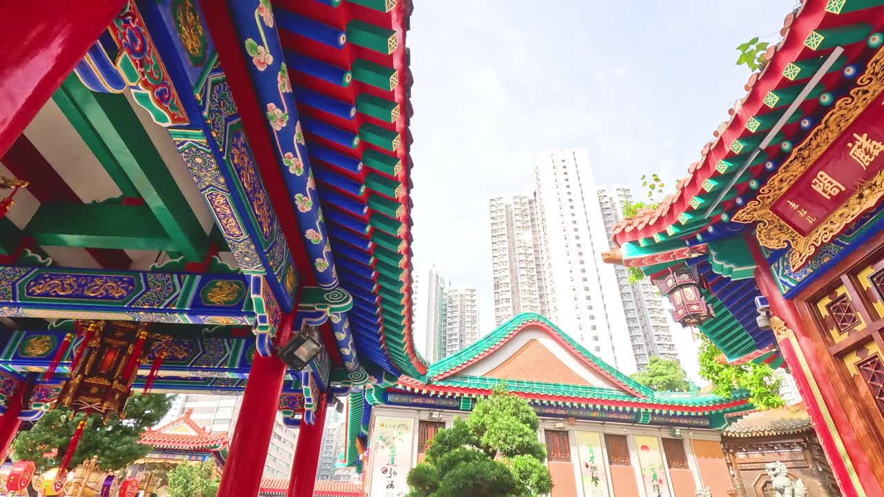templo vibrante en medio de los rascacielos de hong kong