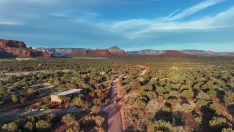 Conducción-De-Vehículos-A-Través-Del-Paisaje-Escénico-De-Sedona-En-Arizona---Toma-Aérea-De-Drones