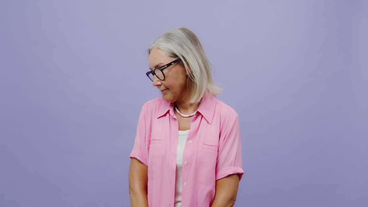Donna anziana con camicia rosa