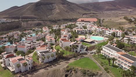 Drohnenflug-über-Einem-Atemberaubenden-Touristischen-Wohnviertel-Auf-Der-Kanarischen-Insel-Fuerteventura-In-Spanien