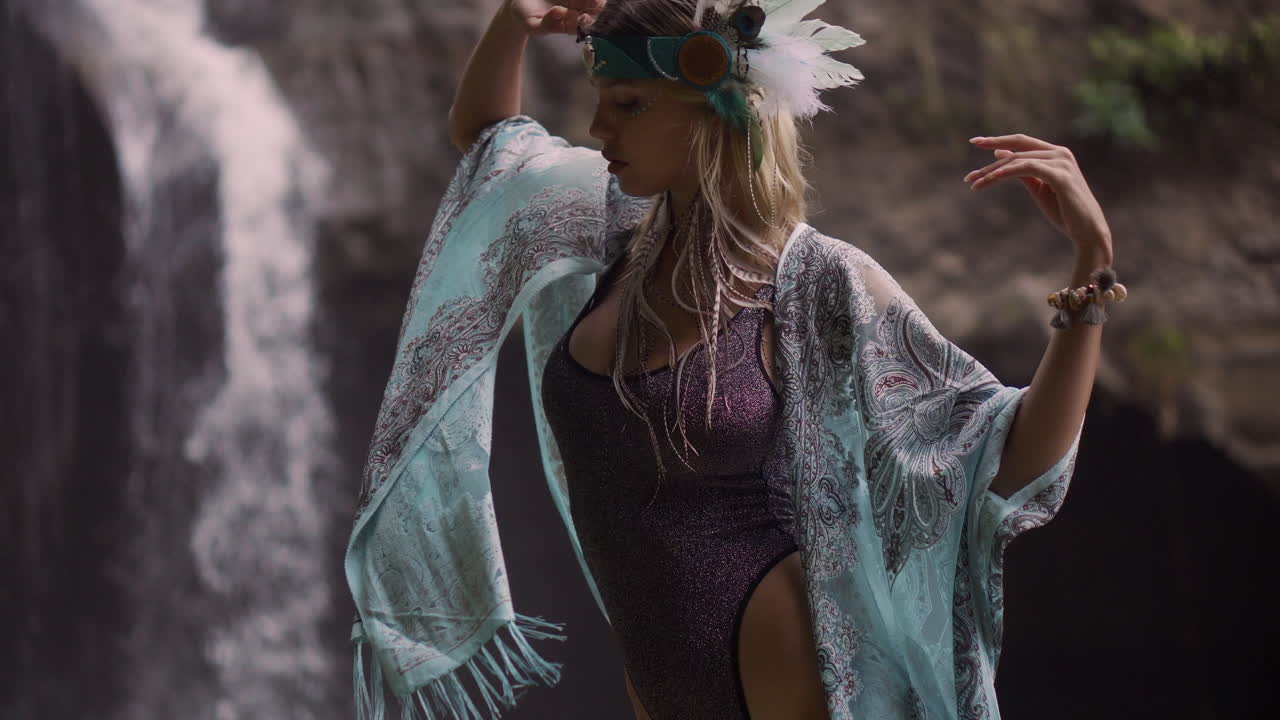 mujer en la naturaleza meditando cerca de una cascada