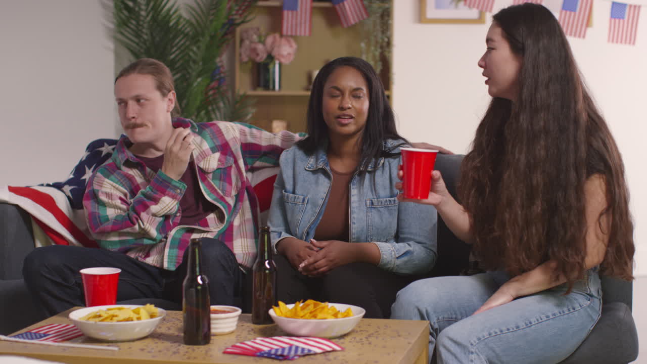 amigos en casa celebrando con la fiesta por el día de la independencia de estados unidos el 4 de julio hablando y bebiendo 10