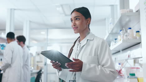 ciencia, tableta y mujer en un laboratorio