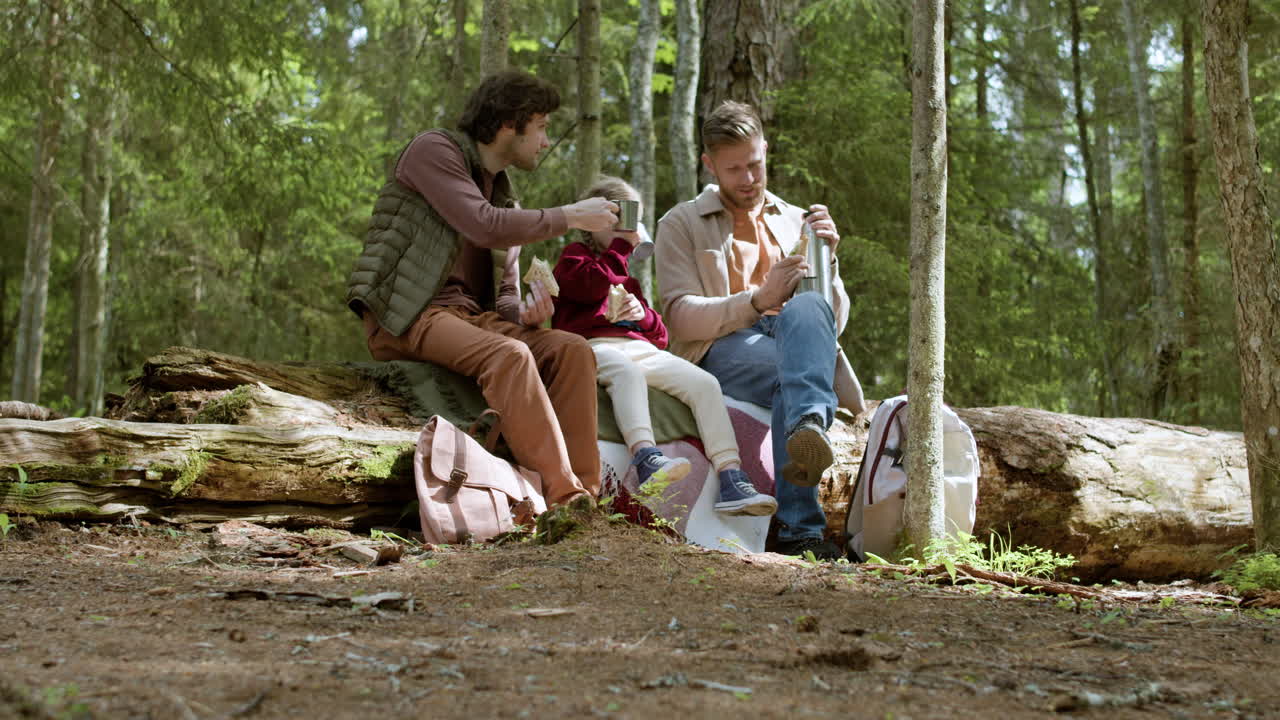 familia haciendo picnic en el bosque