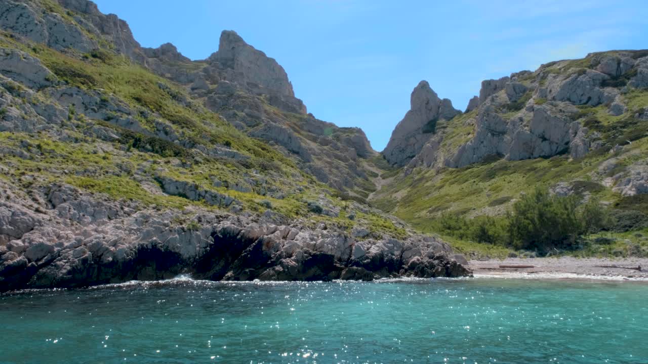 Isola di fronte alla città vista dal largo sotto cieli azzurri e limpidi a Marsiglia