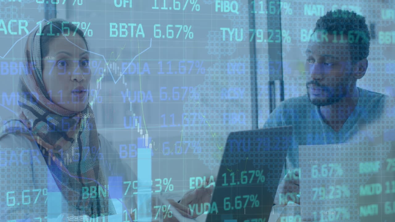 animazione dell'elaborazione dei dati del mercato azionario contro diversi colleghi che discutono insieme in ufficio