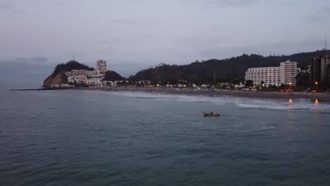 Drohnenaufnahme-Eines-Bootes,-Das-Am-Selben-Strand,-Casa-Blanca,-Ecuador,-Kreuzt