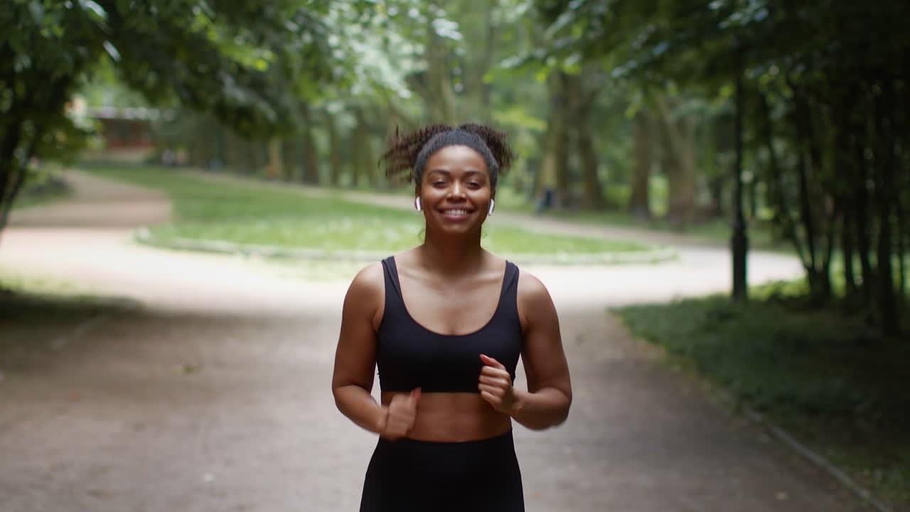 mujer corriendo en un parque