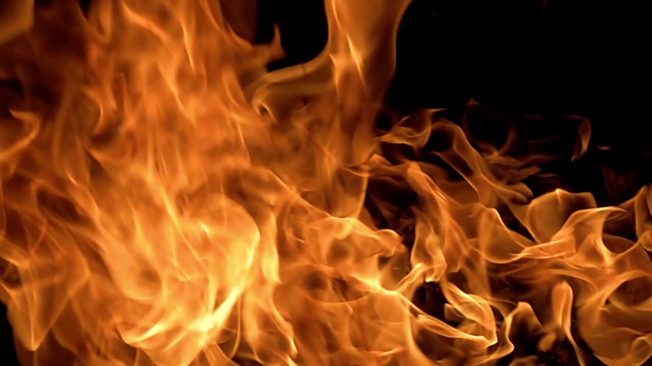 пламя огня на черном фоне в замедленном движении