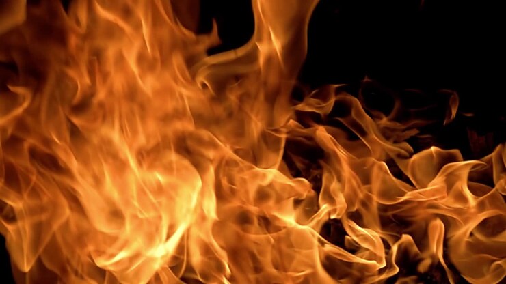 Fiamme su sfondo nero al rallentatore