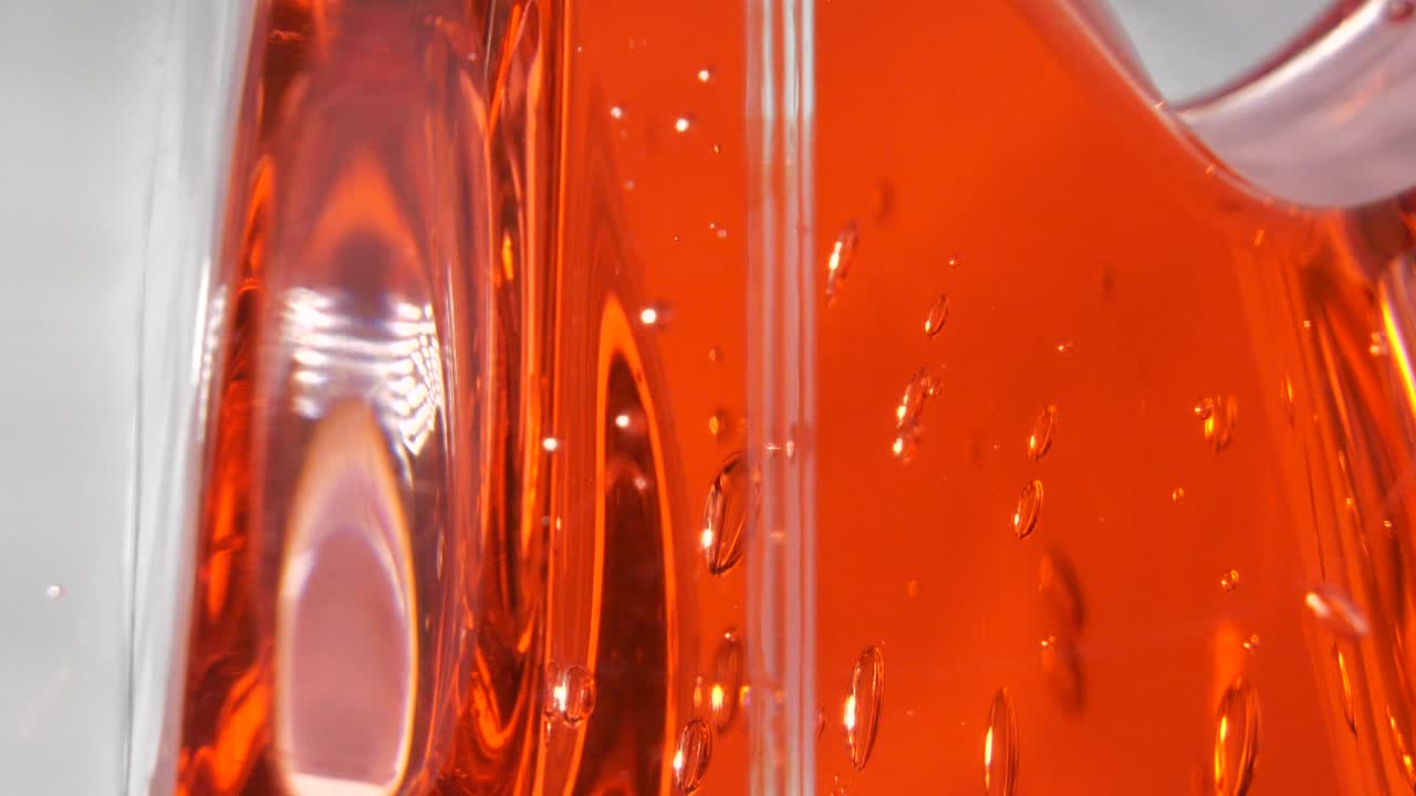 붉은 액체, 추상적 배경에서 모양이 변하는 거품