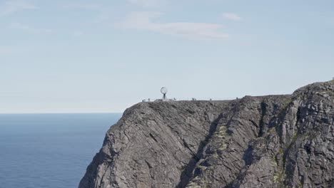 El-Monumento-Histórico-Del-Globo-En-El-Acantilado-Del-Cabo-Norte-En-Noruega