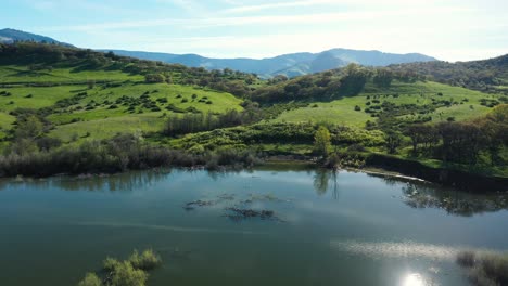 Hermosa-Vista-Aérea-Del-Lago-Emigrante-En-El-Sur-De-Oregon