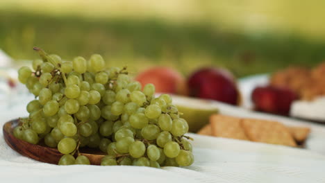 una pareja comiendo uvas.