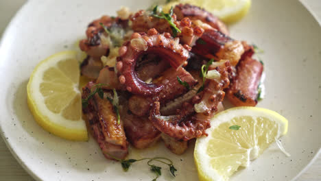 Gegrillter-Oktopus-Oder-Tintenfisch-Mit-Butter-Zitronen-Sauce-Und-Thymian